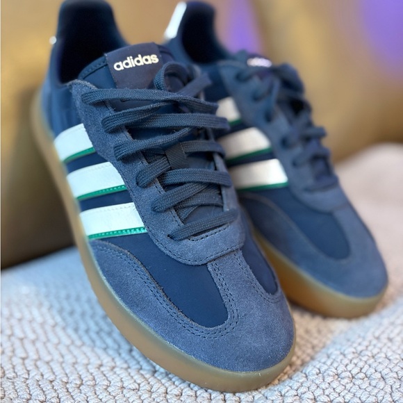 Adidas Handball Spezial Sneakers in Collegiate Navy with gum bottoms. - Picture 2 of 10